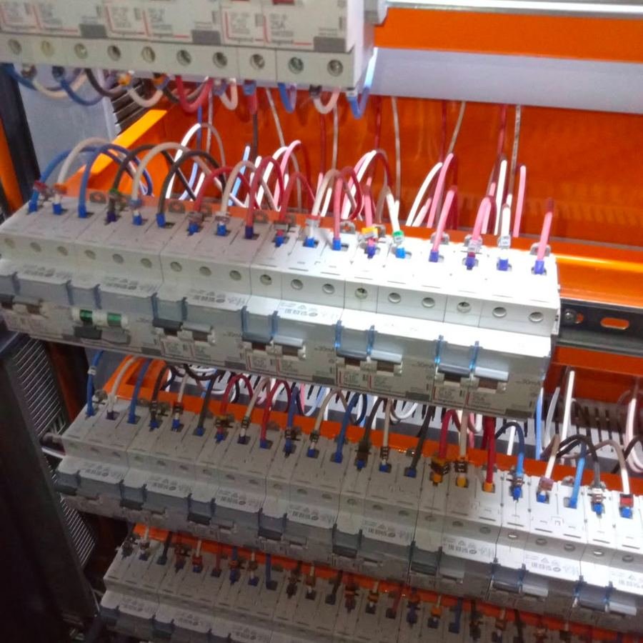 Detalle de cableado en tablero eléctrico